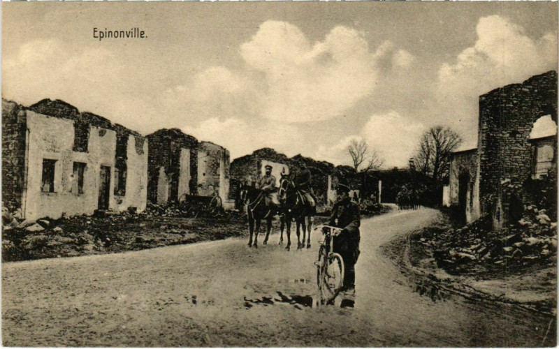 Carte postale ancienne Epinonville - Rue - Street Scene - Soldiers - Ruines à Épinonville