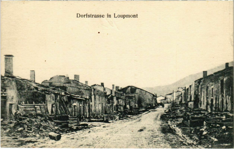 Carte postale ancienne Loupmont - Rue - Dorfstrasse - Street Scene - Ruines à Loupmont