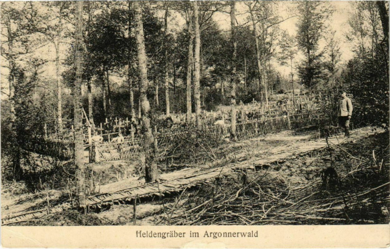 Carte postale ancienne Heldengraber im Argonnenwald