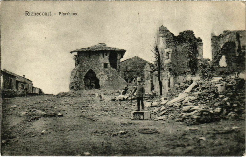 Carte postale ancienne Richecourt - Pfarrhaus - Rue - Street Scene - Ruines à Richecourt