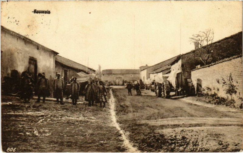 Carte postale ancienne Rouvrois-sur-Meuse - Rouvrois - Village Scene with Soldiers à Rouvrois-sur-Meuse