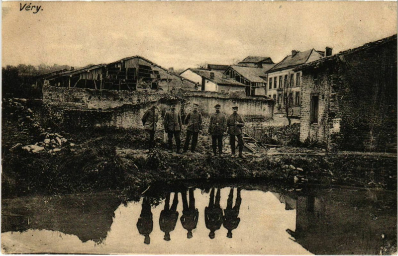 Carte postale ancienne Very - Town Scene with Soldiers - Ruines à Véry