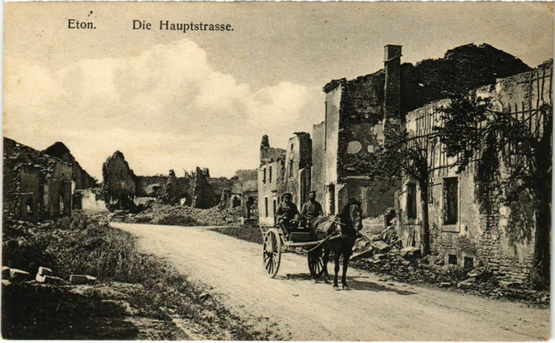 Carte postale ancienne Eton - Die Hauptstrasse - Ruines à Éton