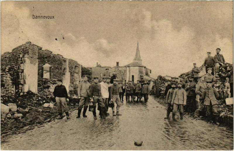 Carte postale ancienne Dannevoux - Rue - Street Scene - Soldiers - Ruines à Dannevoux
