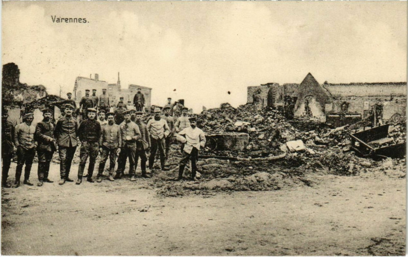 Carte postale ancienne Varennes-en-Argonne - Place - Soldiers - Ruines à Varennes-en-Argonne