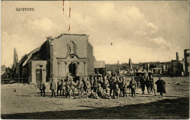 Carte postale ancienne Varennes-en-Argonne - Place - Soldiers - Ruines à Varennes-en-Argonne