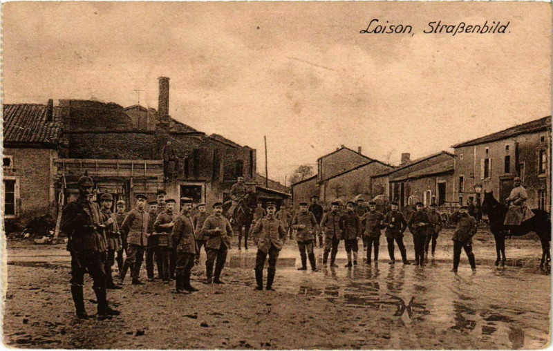 Carte postale ancienne Loison - Rue - Strassenbild - Soldiers à Loison