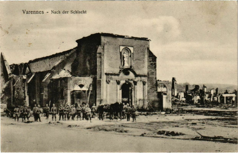 Carte postale ancienne Varennes-en-Argonne - Nach der Schlacht - Place - Soldiers à Varennes-en-Argonne