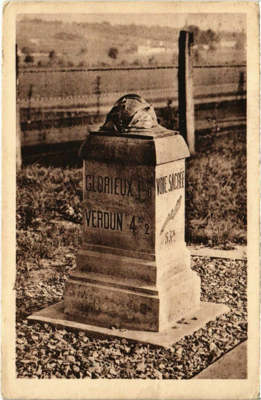 Carte postale ancienne L'Une des Bornes Kilometriques de la Voie Sacree à Ornes