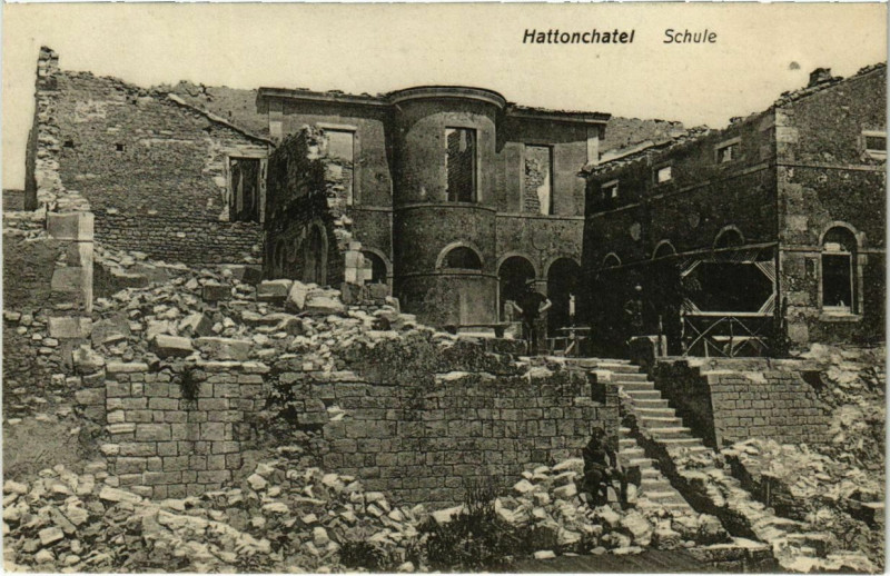 Carte postale ancienne Vigneulles-les-Hattonchatel - L'Ecole - Ruines - Ruines à Vigneulles-lès-Hattonchâtel