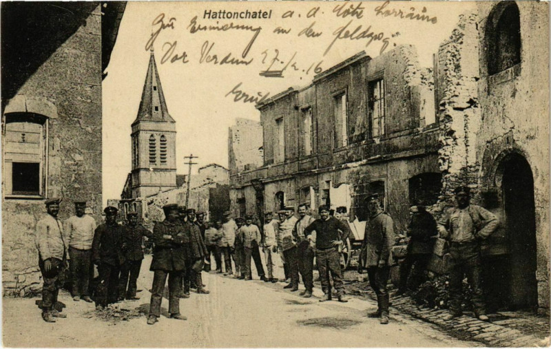 Carte postale ancienne Vigneulles-les-Hattonchatel - Rue - Ruines - Soldiers à Vigneulles-lès-Hattonchâtel
