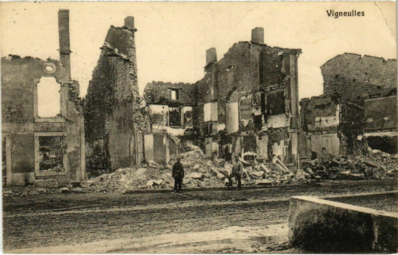 Carte postale ancienne Vigneulles-les-Hattonchatel - Rue - Strassenpartie - Ruines à Vigneulles-lès-Hattonchâtel
