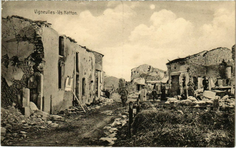Carte postale ancienne Vigneulles-les-Hattonchatel - Rue - Strassenpartie - Ruines à Vigneulles-lès-Hattonchâtel