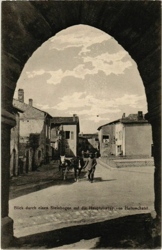 Carte postale ancienne Vigneulles-les-Hattonchatel - Hauptstrasse - Steinbogen à Vigneulles-lès-Hattonchâtel