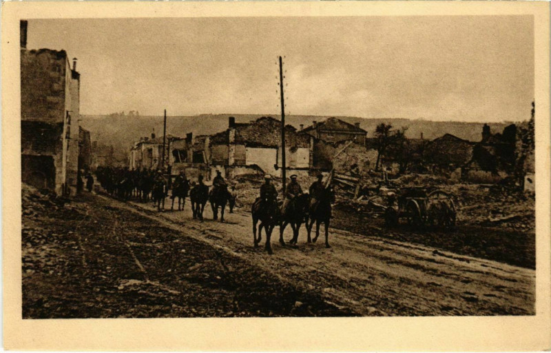 Carte postale ancienne Vigneulles-les-Hattonchatel - Rue - Ruines - Soldiers à Vigneulles-lès-Hattonchâtel