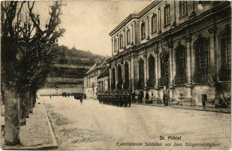 Carte postale ancienne Saint-Mihiel - Exerzierende Soldaten vor dem Burgemeisteramt à Saint-Mihiel