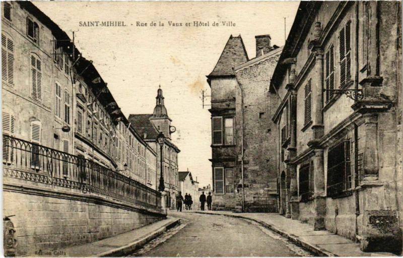 Carte postale ancienne Saint-Mihiel - Rue de la Vaux et Hotel de Ville à Saint-Mihiel