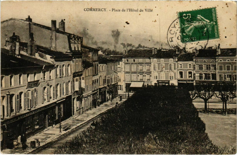 Carte postale ancienne Commercy - Place de l'Hotel de Ville à Commercy
