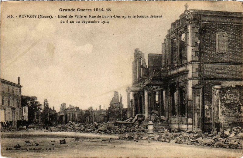 Carte postale ancienne Militaire Revigny - Hotel de Ville et Rue de Bar-le-Duc à Bar-le-Duc