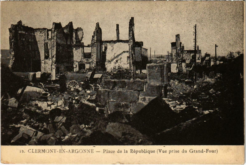 Carte postale ancienne Militaire Clermont-en-Argonne - Place de la République à Clermont-en-Argonne