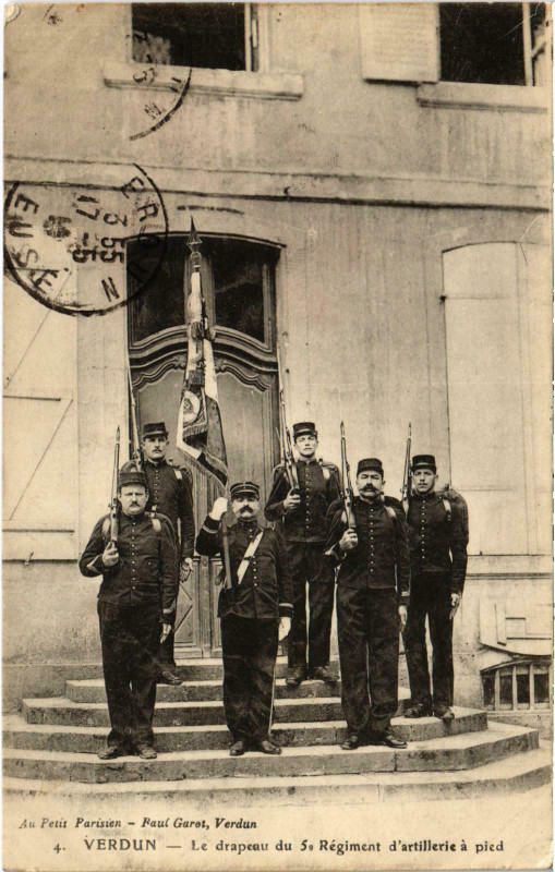 Carte postale ancienne Militaire Verdun - La drapeau du 5e Régiment d'artillerie à Verdun
