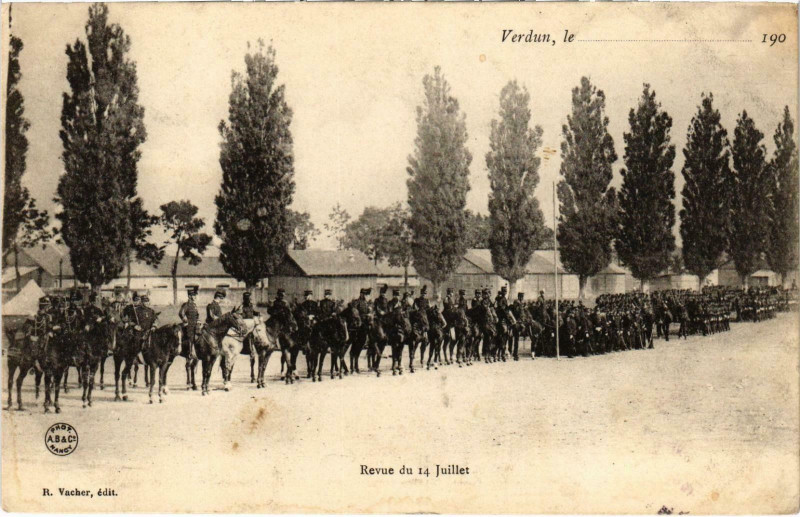 Carte postale ancienne Militaire Verdun - Revue du 14 Juillet à Verdun