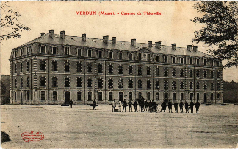 Carte postale ancienne Militaire Verdun - Caserne de Thierville à Verdun