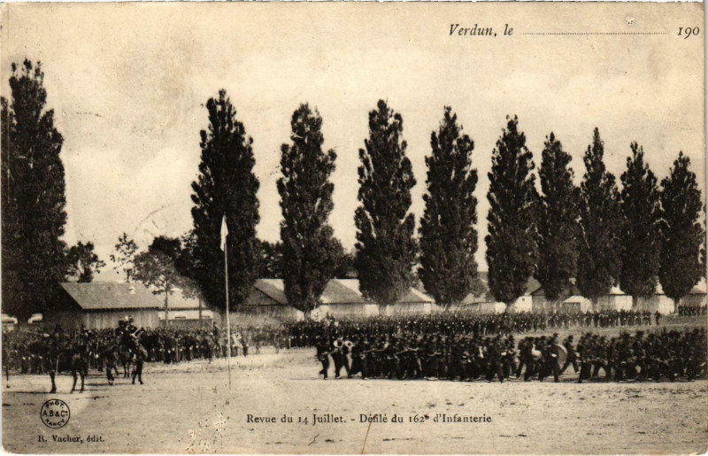 Carte postale ancienne Militaire Verdun - Revue du 14 Juillet - Défilé du 162e à Verdun