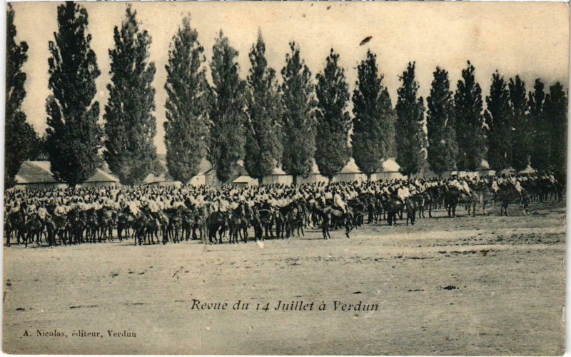 Carte postale ancienne Militaire Verdun - Revue du 14 Juillet à Verdun