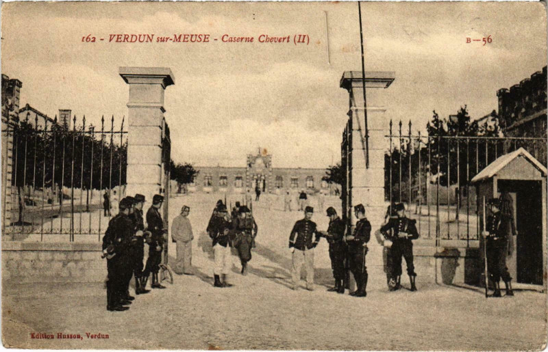 Carte postale ancienne Militaire Verdun - Caserne Chevert à Verdun