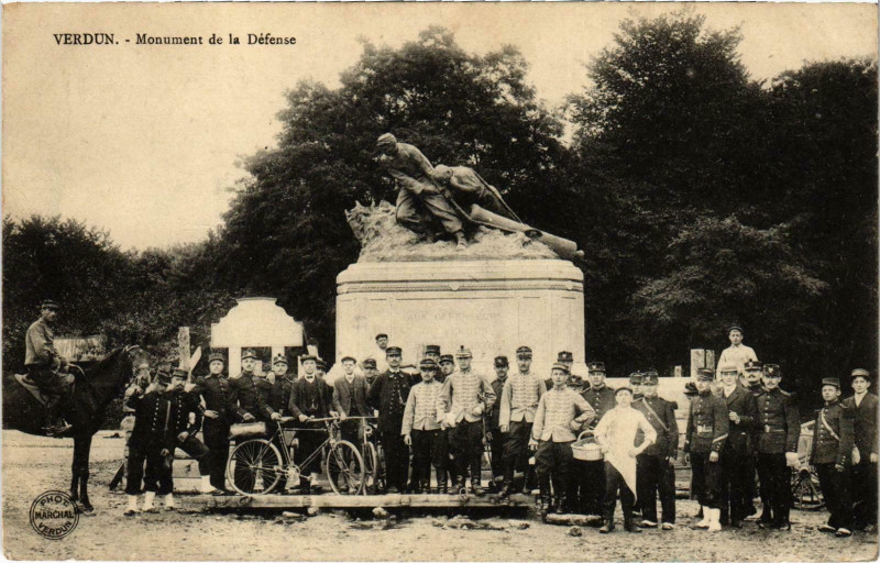 Carte postale ancienne Militaire Verdun - Monument de la Défense à Verdun