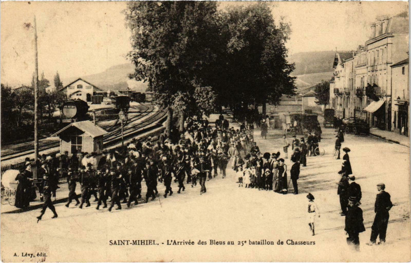 Carte postale ancienne Militaire Saint-Mihiel - L'Arrivée des Bleus au 25e à Saint-Mihiel