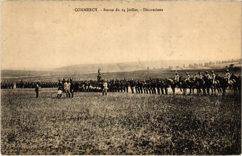 Carte postale ancienne Militaire Commercy - Revue du 14 Juillet - Décorations à Commercy