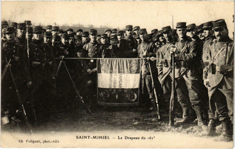 Carte postale ancienne Militaire Saint-Mihiel - Le Drapeau du 161e à Saint-Mihiel