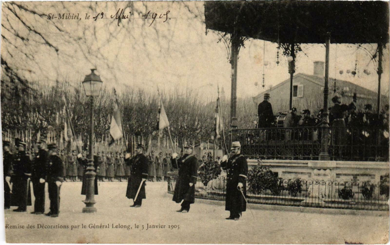 Carte postale ancienne Militaire Saint-Mihiel - Remise des Décorations par le à Saint-Mihiel