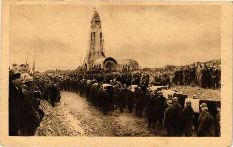 Carte postale ancienne Verdun-cercueil de chacun des 52 secteurs des Champs de bataille à Verdun