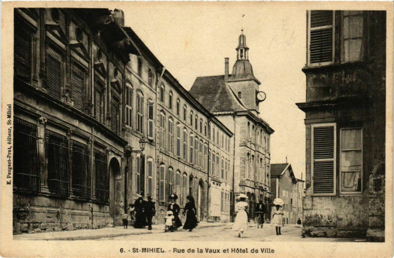Carte postale ancienne Saint-Mihiel Rue de la Vaux et Hotel de Ville à Saint-Mihiel