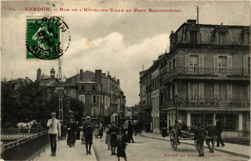Carte postale ancienne Verdun Rue de l'Hotel-de-Ville et Pont Beaurepaire à Verdun