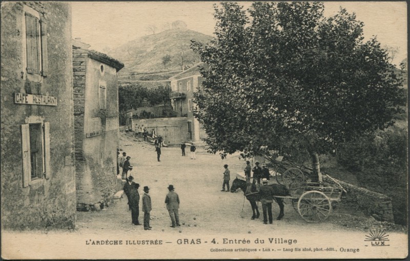 Carte postale ancienne Entrée du Village à Gras