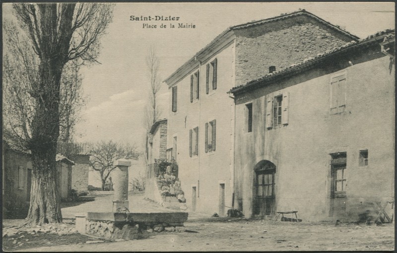 Carte postale ancienne Place de la Mairie à Saint-Dizier-en-Diois