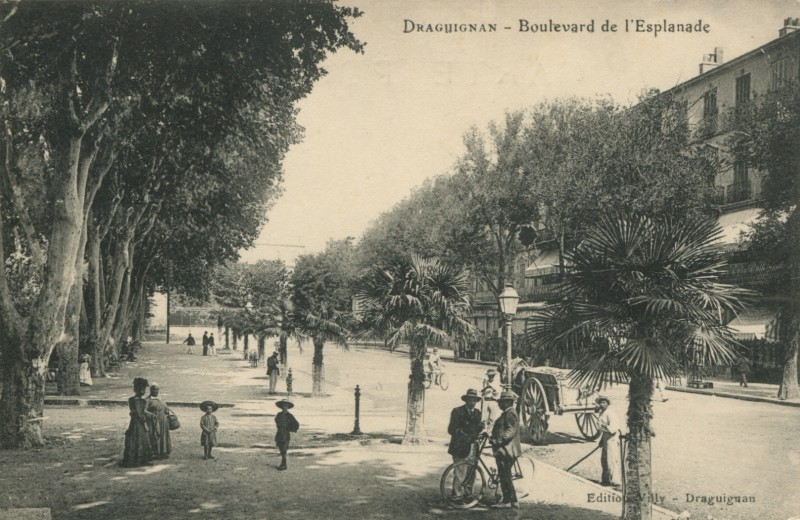 Carte postale ancienne Boulevard de l'Esplanade à Draguignan