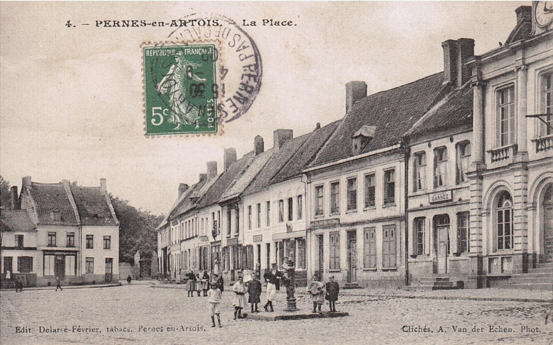 Carte postale ancienne Pernes-en-Artois - La Place à Pernes