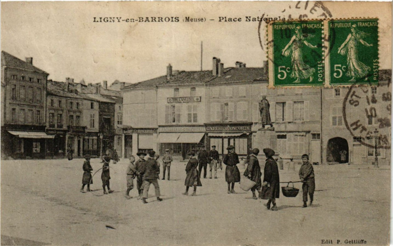 Carte postale ancienne Ligny-en-Barrois - Place Nationale à Ligny-en-Barrois