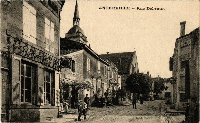 Carte postale ancienne Angerville - Rue Debraux
