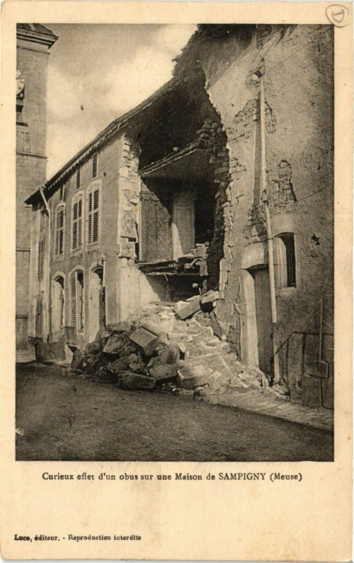 Carte postale ancienne Curieux effet d'un obus sur une Maison de Sampigny à Sampigny