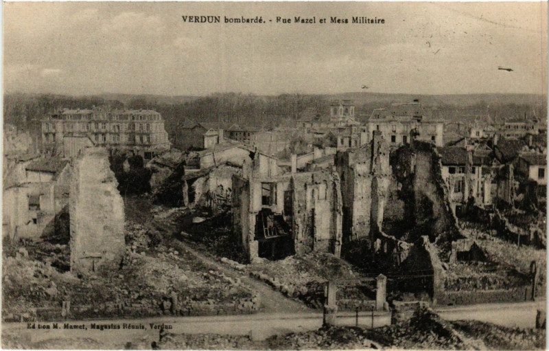 Carte postale ancienne Verdun bombarde - Rue Mazel et Mess Militaire à Verdun