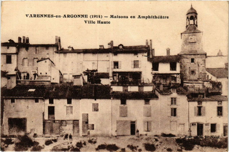 Carte postale ancienne Varennes-en-Argonne - Maisons en Amphitheatre Ville Haute à Varennes-en-Argonne