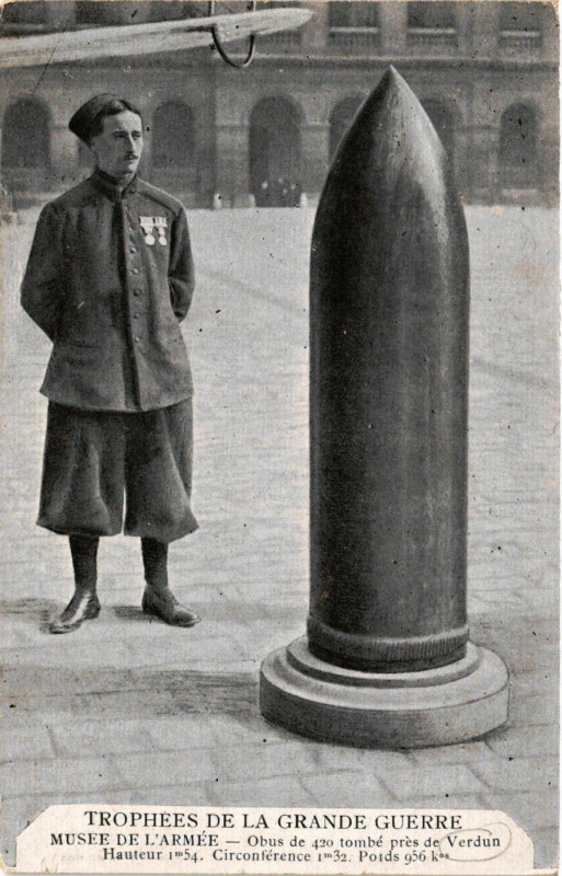Carte postale ancienne Trophees de la Grande Guerre Musee de l'Arme - Obus de 420 tombe pr
