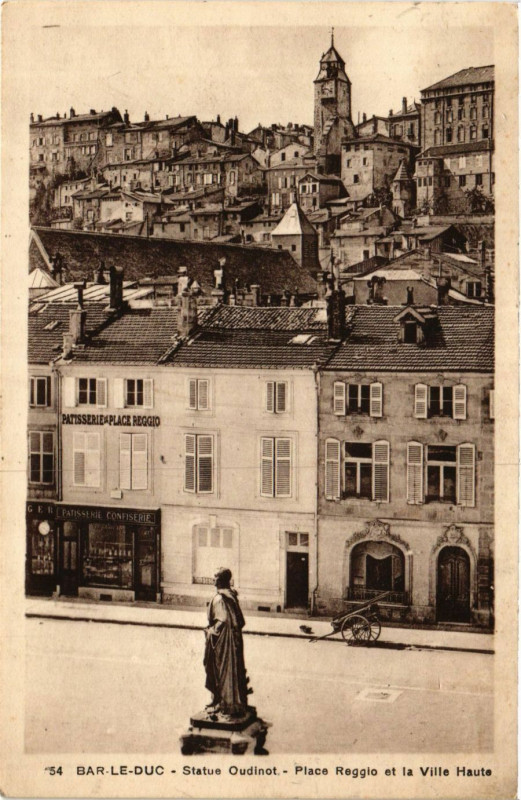 Carte postale ancienne Bar-le-Duc - Statue Oudiont - Place Reggio et la Ville Haute à Bar-le-Duc