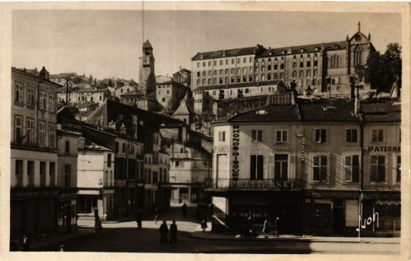 Carte postale ancienne Bar-le-Duc - Place Reggio et la Ville Haute à Bar-le-Duc